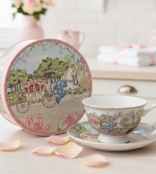 كوب شاي روميو وجوليت مع صحن